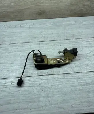 Volkswagen PASSAT B5.5 Tailgate exterior lock 3B9827297A