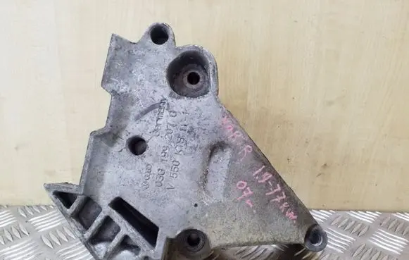 Volkswagen Touran I Engine mounting bracket 03G199207G