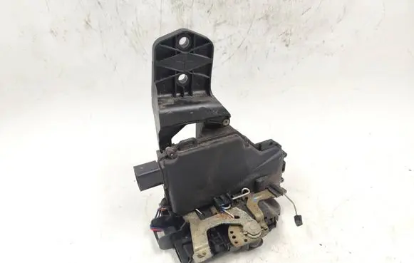 Volkswagen PASSAT B5 Front door lock 3B0837867