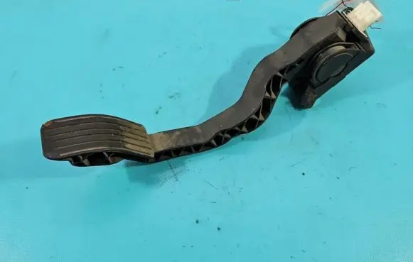 Accelerator throttle pedal
