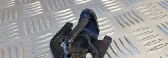 Ford Focus Front door lock loop/hook striker A01641