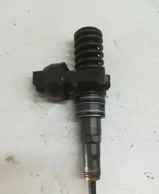 Volkswagen PASSAT B6 Fuel injector 0414720313