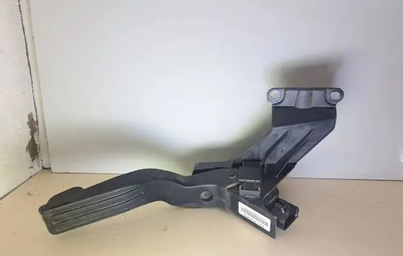 Ford Mondeo Mk III Accelerator throttle pedal 2S719F836DA 332400000599