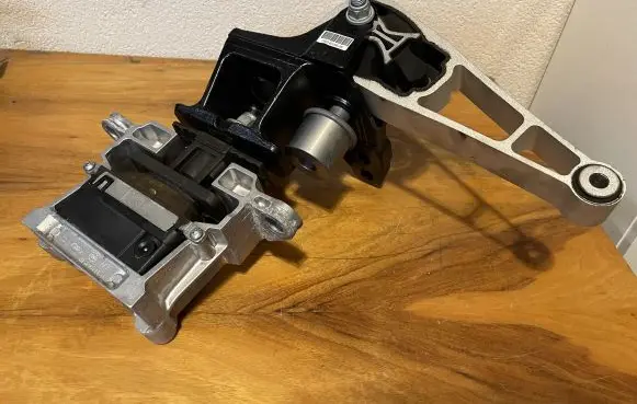 Land Rover Discovery Sport Engine mount bracket K8D26P082AB L8D26P096AA