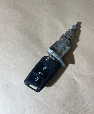 Volkswagen Tiguan Front door lock (next to the handle) 5NA837167A E1089917