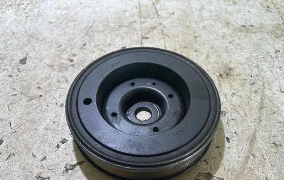 Volkswagen PASSAT CC Crankshaft pulley 06H105243K