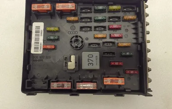Volkswagen PASSAT B7 Fuse box set 3C0937125 63592777