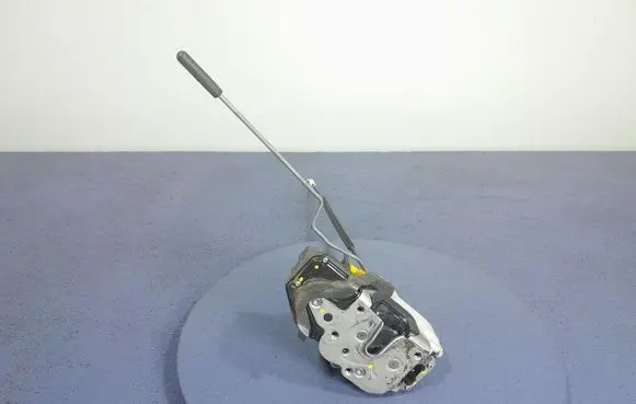 Opel Astra J Front door lock 13579522