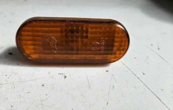 Front fender indicator light