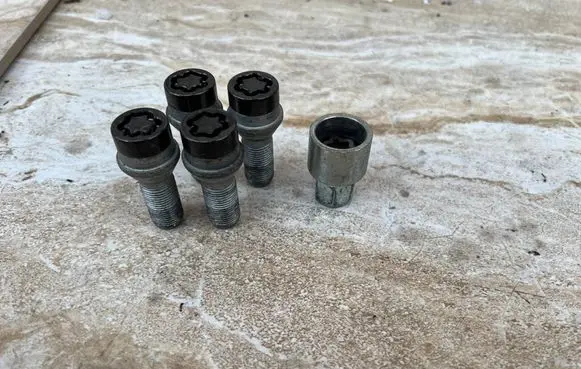 BMW X3M F97 Anti-theft wheel nuts and lock 