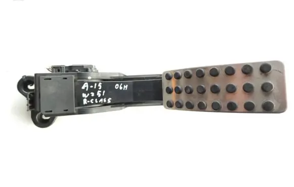 Mercedes-Benz ML W164 Accelerator throttle pedal A1643000104 0267 240406