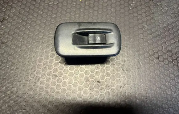 Opel Vivaro Electric window control switch 8200011870 91165802