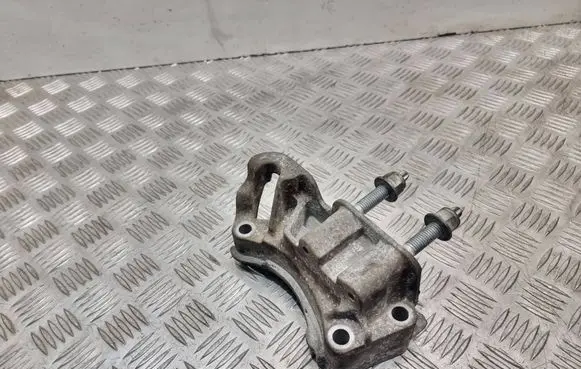 Engine mounting bracket