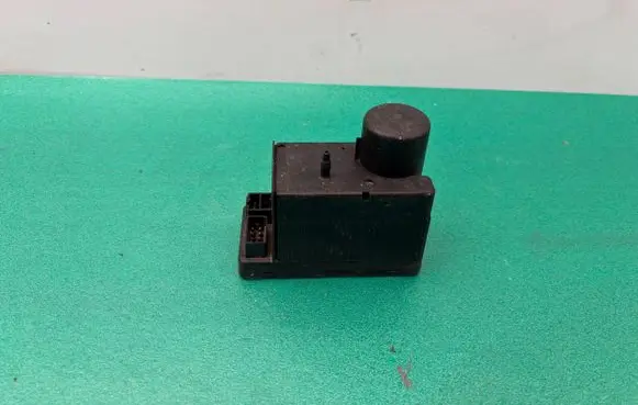 Mercedes-Benz C W202 Central locking vacuum pump 2028001048