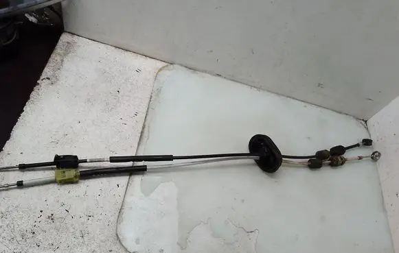 Opel Insignia A Gear shift cable linkage 55560991