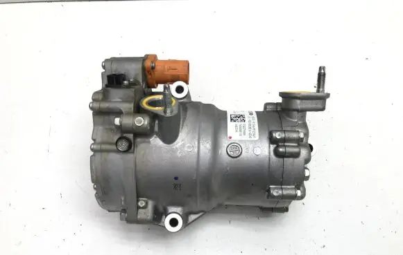 Volvo XC40 Air conditioning (A/C) compressor (pump) 32275989 P32275989