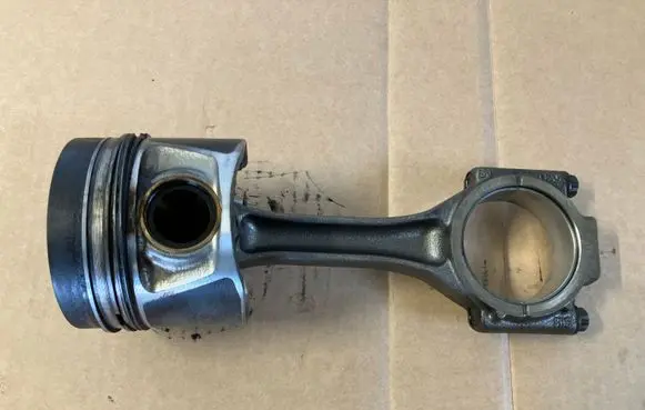 Volkswagen Crafter Piston with connecting rod