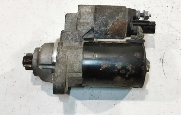 Volkswagen Golf VI Starter motor 0001120408