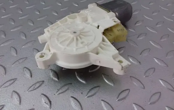 Mercedes-Benz C W204 Front door window regulator motor A2048200242