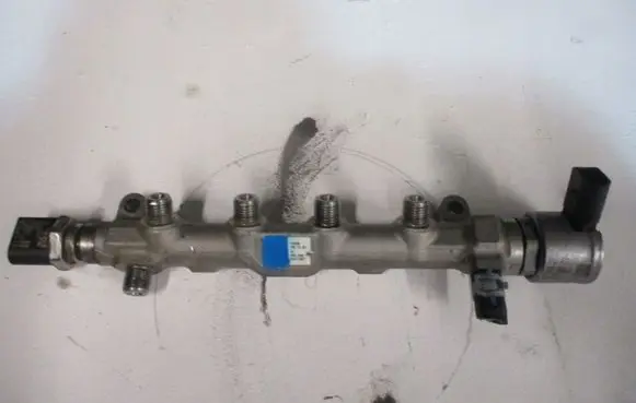 Volkswagen Tiguan Fuel main line pipe 05L089