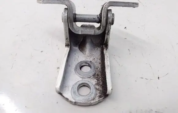 Nissan Qashqai+2 Rear door lower hinge