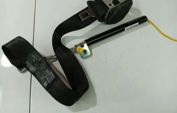 Volkswagen PASSAT B6 Rear seatbelt 