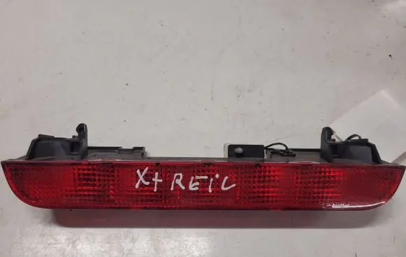 Nissan X-Trail T30 Third/center stoplight P1842