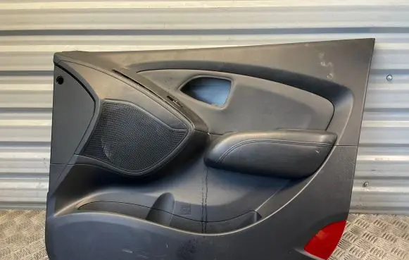 Hyundai ix35 Front door card panel trim