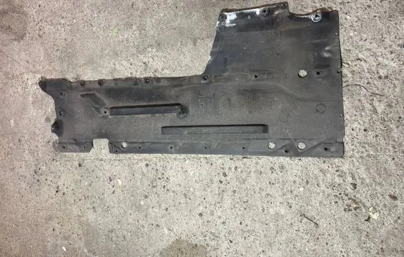 Center/middle under tray cover