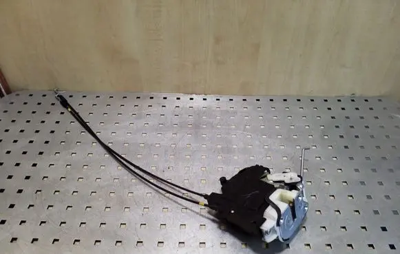 Peugeot 4007 Rear door lock