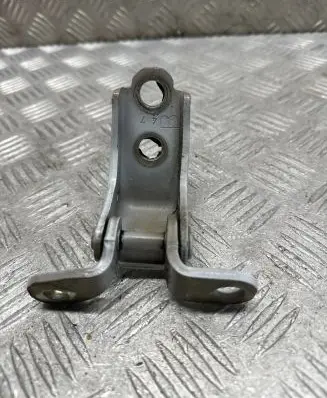 Honda CR-V Front door upper hinge