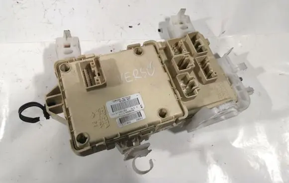 Toyota Corolla Verso AR10 Fuse module 892210F010