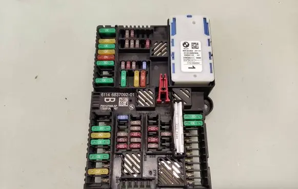 BMW 5 G30 G31 G38 Fuse module 6837092 P00127006AP 17B351A