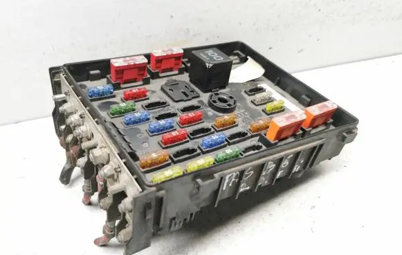 Volkswagen PASSAT B6 Fuse module L0071437310106