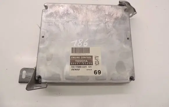 Toyota Avensis T250 Engine control unit/module 8966105690 MB1758006324 D186