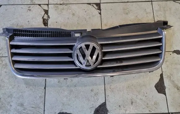 Volkswagen Touran I Front bumper upper radiator grill 3B0853651L