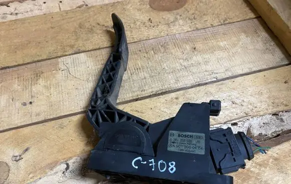 Mercedes-Benz Vito Viano W638 Accelerator throttle pedal a9013000404 9013000404