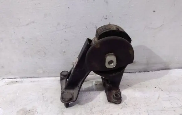Lexus CT 200H Engine mount bracket