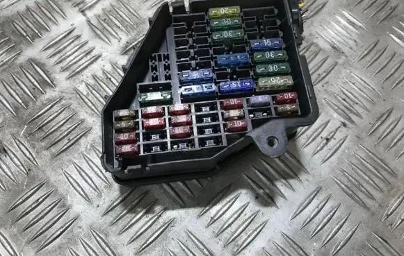 Volkswagen PASSAT B5 Fuse box set 8d1941824