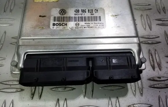 Volkswagen PASSAT B5.5 Engine control unit/module 4B0906018CM 0261207435 26SA7888