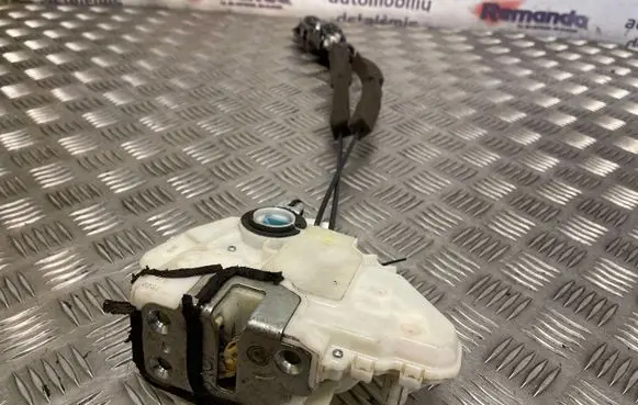 Honda CR-V Front door lock