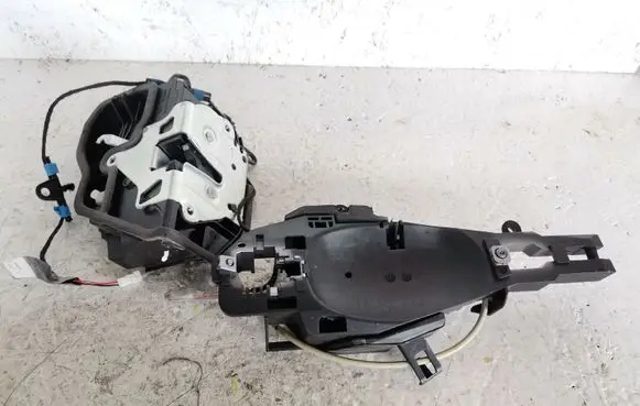 BMW X3 F25 Front door lock 7318423