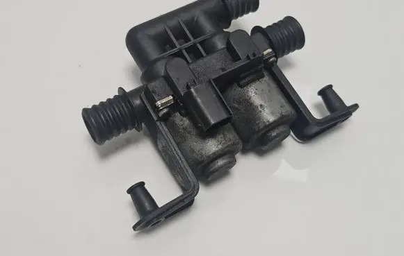 BMW 5 E60 E61 Coolant heater control valve 6906652 040901