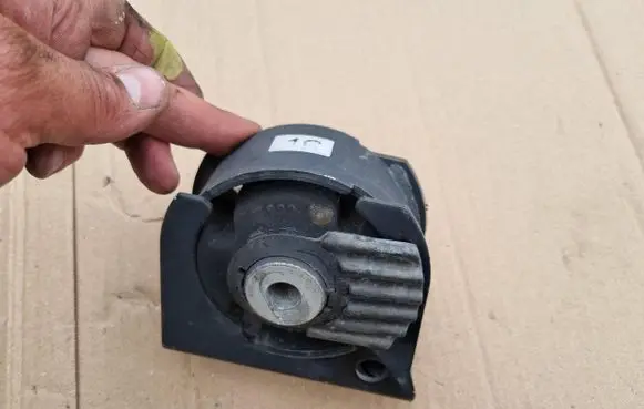 Toyota Auris 150 Engine mount vacuum valve DDF49-10808