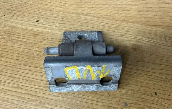 Volvo XC90 Front door lower hinge 