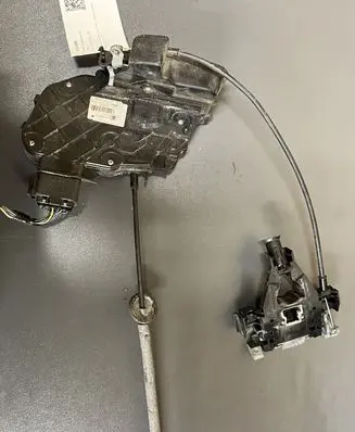 Volvo V70 Front door lock 31253674 RH30784203