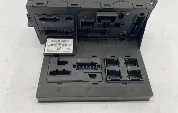 Mercedes-Benz E W211 Fuse module 2115453801 A2115453801