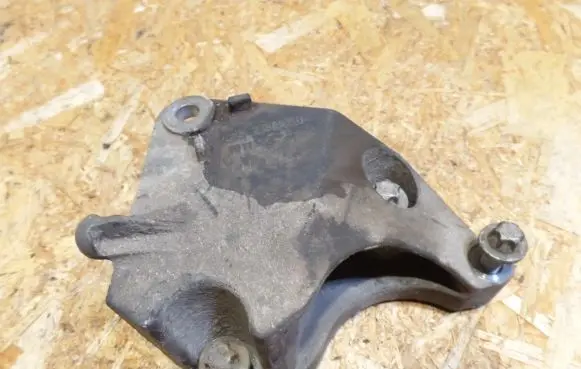 Engine mounting bracket