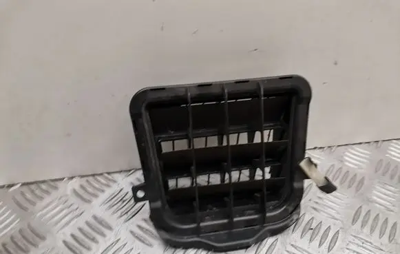 Quarter panel pressure vent