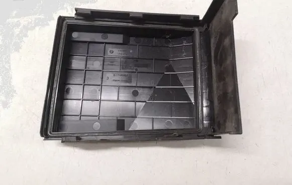 Volkswagen Caddy Fuse box cover 1K0937132F 017180061 014189871